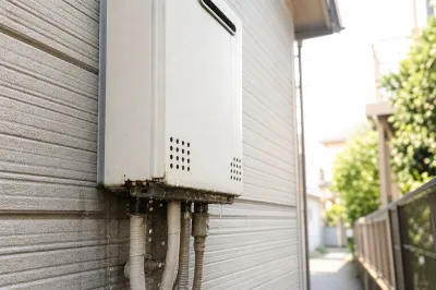 賃貸の給湯器がポタポタ水漏れしている、どうすればいい？