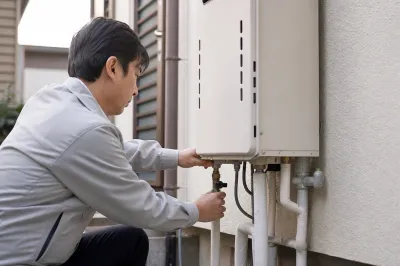 給湯器の水抜き後、電源は抜くべき？