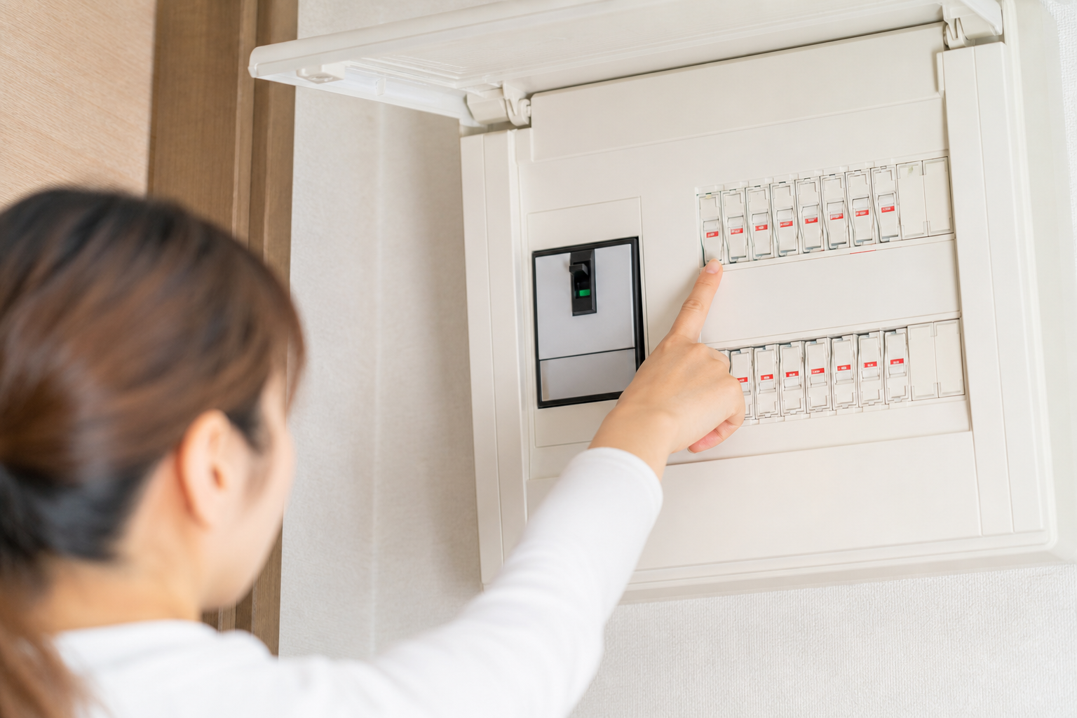 給湯器のブレーカーが落ちたら、まず分電盤を確認しましょう